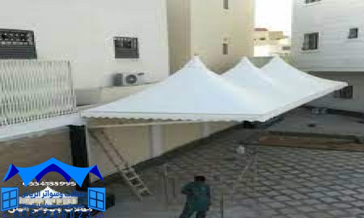 تصميم وتنفيذ مظلات هرمية عصرية للمنازل والمرافق العامة في الرياض.